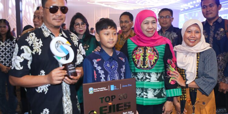 Gubernur Khofifah beri apresiasi inovasi terbaik insan pendidikan Jawa Timur pada ajang EJIES 2025