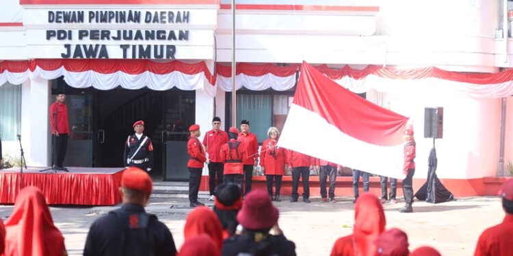 Peringati HUT ke- 80 RI, PDIP Jatim gelar upacara bendera dan makan tumpeng bersama kader dan masyarakat