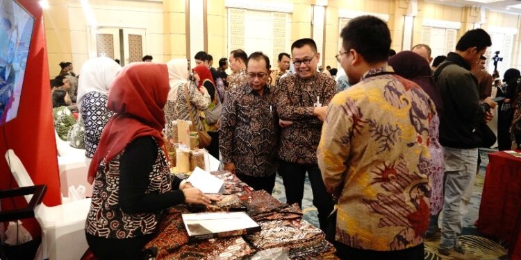 Bank Jatim fasilitasi UMKM binaan dalam Misi Dagang serta tandatangani perjanjian penyertaan dan pengambilalihan saham bersyarat dengan Bank Lampung
