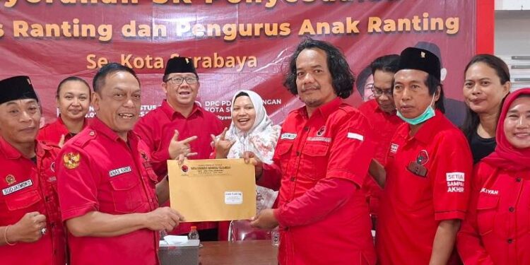 Pasca Konggres VI, PDIP Surabaya solidkan barisan: Serahkan SK Penyesuaian Pengurus Ranting dan Pengurus Anak Ranting