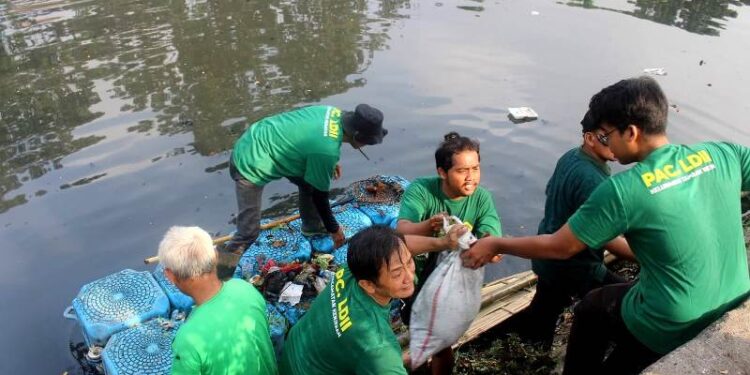 Sambut HUT ke-80 RI, LDII Jatim gelar kerja bakti massal di bantaran Kali Tebu Kenjeran
