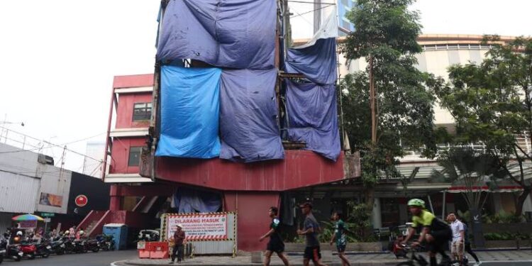 Jembatan ikonik Tunjungan dibongkar, ada apa?