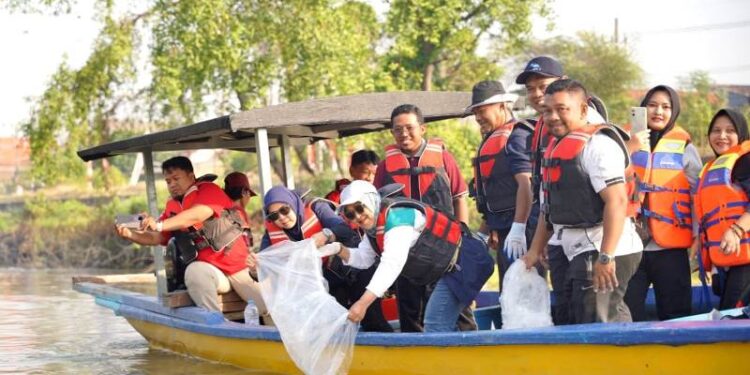 SIER, PJT I, dan Tunas Hijau tebar 10.000 Ikan Grass Carp di Sungai Jagir