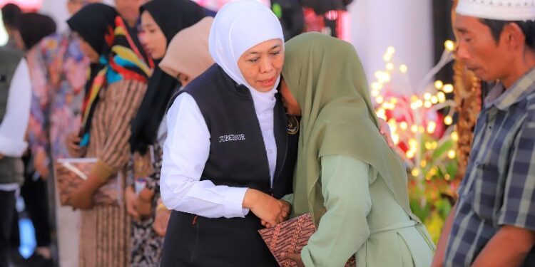 Gubernur salurkan Bantuan dan Zakat Produktif 24 Miliar serta serahkan santunan duka untuk 17 keluarga korban meninggal karena Campak di Sumenep