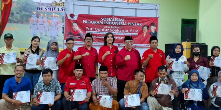 Salurkan PIP di Kecamatan Krembangan dan Asemrowo, PDIP Surabaya bantu pendidikan siswa tak mampu