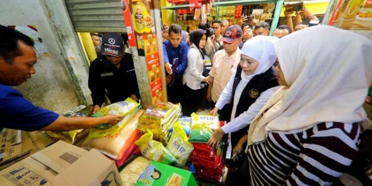 Blusukan di pasar Soponyono, Khofifah pastikan ketersediaan dan harga beras medium terjangkau masyarakat