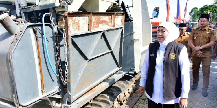 Serahkan bantuan 39 unit alsintan kepada Poktan di Blitar dan Tulungagung, Guberbur Khofifah optimistis tingkatkan nilai tambah dan kebermanfaatan petani