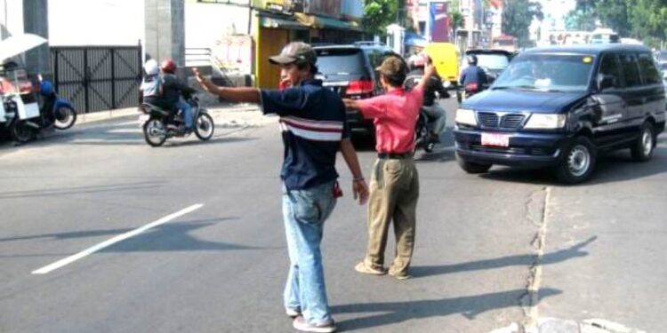 Pemkot Surabaya tertibkan polisi cepek: Ganggu lalu-lintas