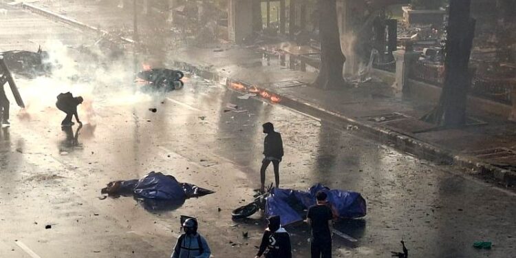 Demo solidaritas Ojol di depan Grahadi Surabaya berakhir ricuh: Motor dibakar dan gas air mata dilepaskan