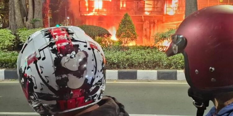 Pos Polisi jadi sasaran amuk massa pengunjuk rasa di Surabaya