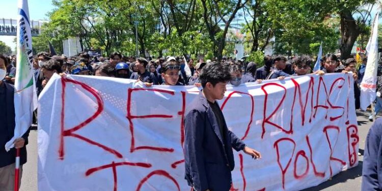 Ribuan mahasiswa berunjuk rasa di Mapolda Jatim, tuntut reformasi total