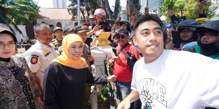 Temui masyarakat di depan Grahadi, Gubernur Khofifah dengarkan aspirasi, ajak masuk halaman Grahadi dan bagi Sembako