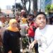 Temui masyarakat di depan Grahadi, Gubernur Khofifah dengarkan aspirasi, ajak masuk halaman Grahadi dan bagi Sembako
