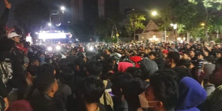 Ribuan massa kepung Grahadi, tuntut pembebasan rekan yang ditahan