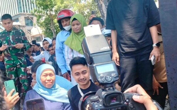 Gubernur Khofifah sapa masyarakat di luar halaman Grahadi, Warga: Tolong sampaikan DPRRI bu, Jangan asal omong
