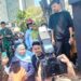 Gubernur Khofifah sapa masyarakat di luar halaman Grahadi, Warga: Tolong sampaikan DPRRI bu, Jangan asal omong
