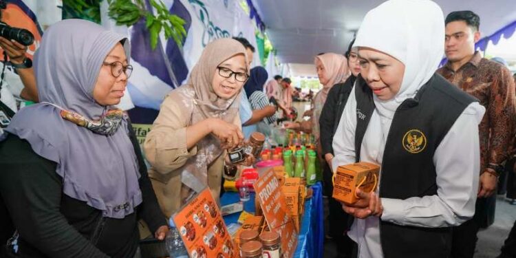 Dekatkan akses kebutuhan pokok terjangkau untuk masyarakat, Gubernur Khofifah gelar pasar murah di Surabaya