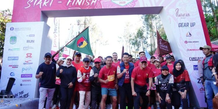 Bromo Marathon 2025 sukses digelar, Bank Jatim launching QRIS Crossborder dan branding jeep Bromo