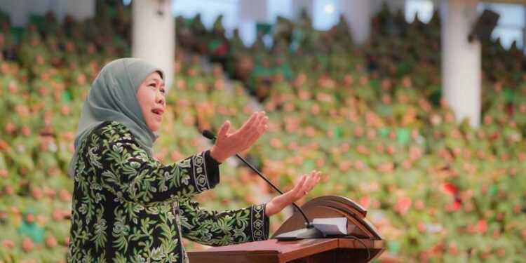 Di acara Muslimat NU Kota Malang, Khofifah ingatkan keberseiringan akhlak dan teknologi digital, jangan sharing sebelum saring