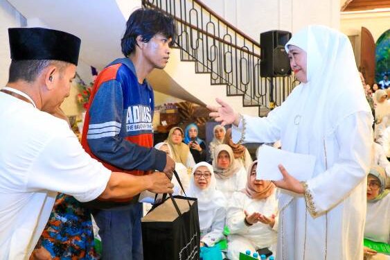 Gubernur Khofifah serahkan santunan korban rumah terbakar di Jemur Wonosari Surabaya