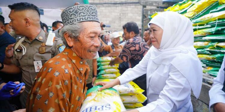 Pasar murah ke- 106 di Dupak Surabaya, Khofifah pastikan bahan pokok terjangkau untuk masyarakat