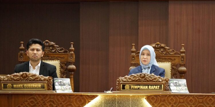 Pimpin sidang Paripurna DPRD Jatim, Wakil Ketua DPRD Jatim Sri Wahyuni ajak doa bersama untuk almarhum Affan Kurniawan