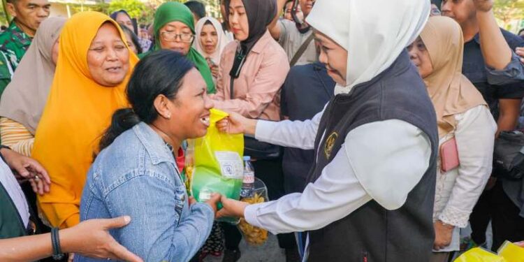 Ratusan warga Gresik serbu pasar murah, Gubernur Khofifah tegaskan komitmen jaga stabilitas harga bahan pokok dan daya beli masyarakat