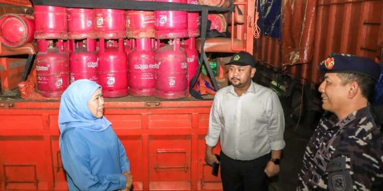 Gubernur Khofifah kirimkan bantuan logistik ke Pulau Bawean dengan KRI Surabaya 591