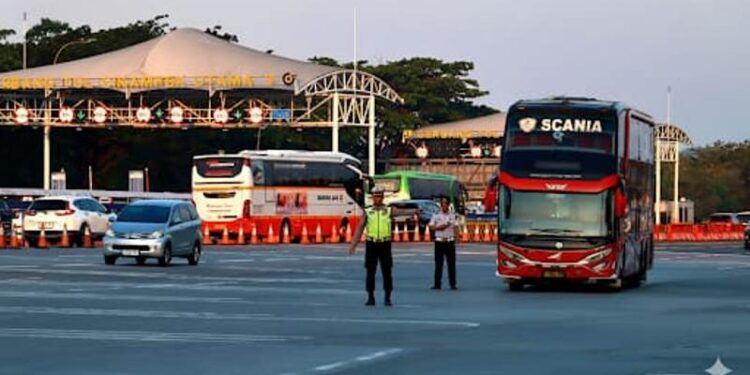 Libur Maulid, 92 ribu kendaraan padati GT Cikampek Utama menuju timur Jawa