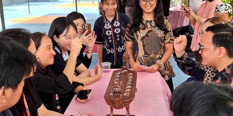 Puluhan mahasiswa asing belajar budaya Indonesia di YPPI Schools Surabaya