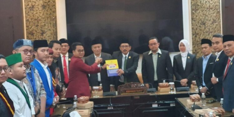 Datangi DPRD Jatim Kelompok Cipayumg Plus Jatim sampaikan 15 tuntutan