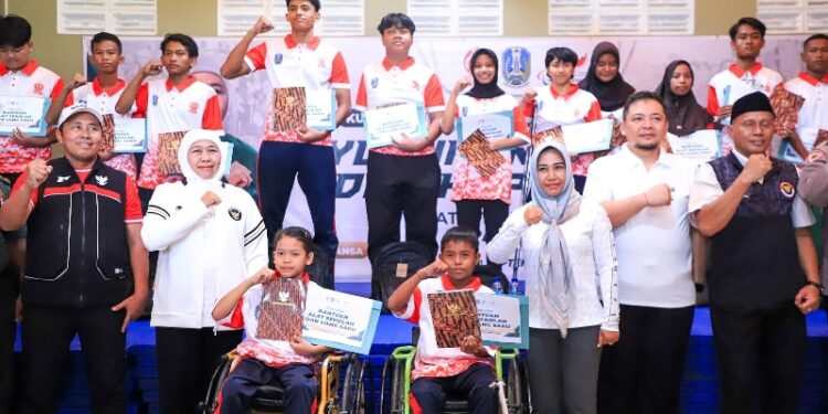 Tasyakuran Haornas XLII 2025, Gubernur Khofifah tumpengan dan bagikan bantuan untuk atlet Paralimpik Jatim