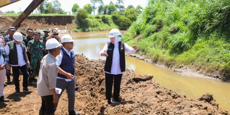 Tinjau pembangunan spillway sungai Tanggul, Gubernur Khofifah targetkan 1.046 Ha sawah di Jember kembali terairi