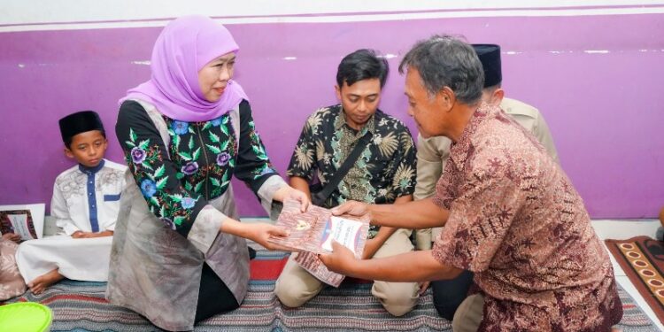 Takziah langsung Ke Jember, Khofifah serahkan santunan keluarga korban kecelakaan bus di jalur Bromo Probolinggo