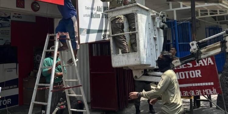 Pemkot Surabaya gencar bersih-bersih reklame liar