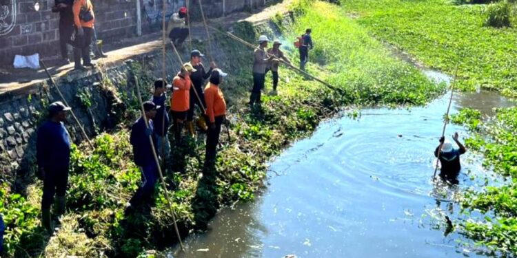 Angkut 80 meter kubik sedimen, SIER-Sampoerna-Pemkot Surabaya bersihkan Sungai Tambak Oso