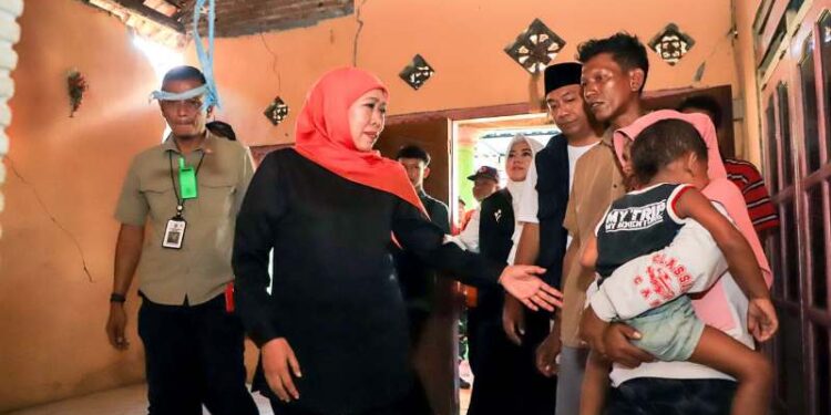 Serahkan bantuan bagi warga terdampak gempa Situbondo, Gubernur Khofifah tekankan pentingnya desa Tangguh Bencana