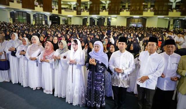 Jelang HUT Jatim, Gubernur Khofifah bersama 4.000 Hafidz-Hafidzah gelar doa untuk para Pahlawan serta korban musibah Ponpes Al Khoziny Sidoarjo