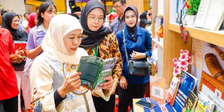 Insan Pendidikan se-Jatim luncurkan 1.580 karya buku Pecahkan Rekor MURI, Gubernur Khofifah: Kado istimewa HUT Ke-80 sekaligus wariskan tradisi literasi untuk bangsa