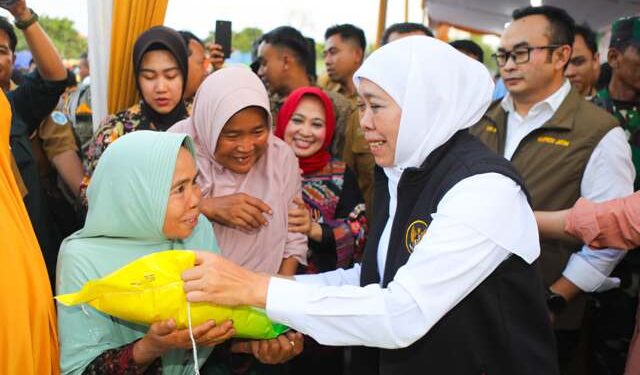 Gelar pasar murah di Paciran Lamongan, Gubernur Khofifah wujudkan pemerataan akses bahan pokok terjangkau hingga pelosok