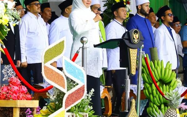 Pimpin Apel Hari Santri 2025 di Ponpes An-Nur Bululawang Malang, Gubernur Khofifah juga ajak masyarakat hadiri Sholawat dan Tabligh Akbar bersama Gus Iqdam di Grahadi