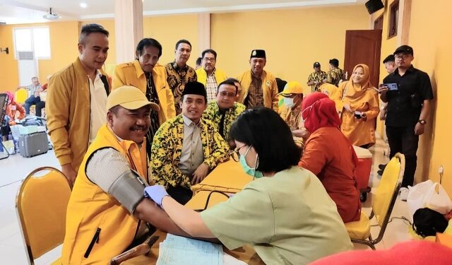 Ratusan masyarakat dan driver ojol ramaikan gelaran donor darah dan cek kesehatan Gratis Golkar Jatim