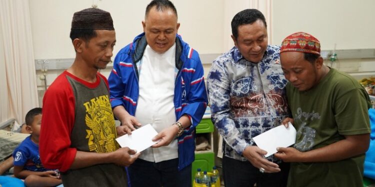 Jenguk santri korban mushollah ambruk Al Khoziny di RS Delta, dr Agung berikan bantuan dan sampaikan salam dari Emil Dardak