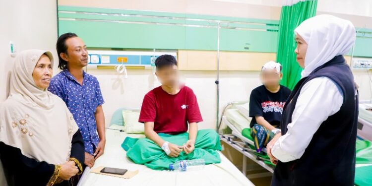 Datangi RSUD R.T Notopuro dan RS Islam Siti Hajar, Gubernur Khofifah beri semangat dan doakan santri selamat musibah Ponpes Al Khoziny