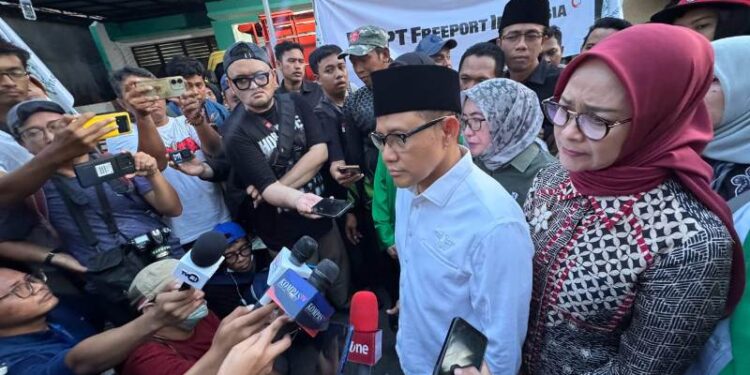 Tinjau lokasi robohnya Mushala Ponpes Al Khoziny, Menko PM Gus Imin sampaikan duka mendalam dan serahkan bantuan Rp 1 Miliar