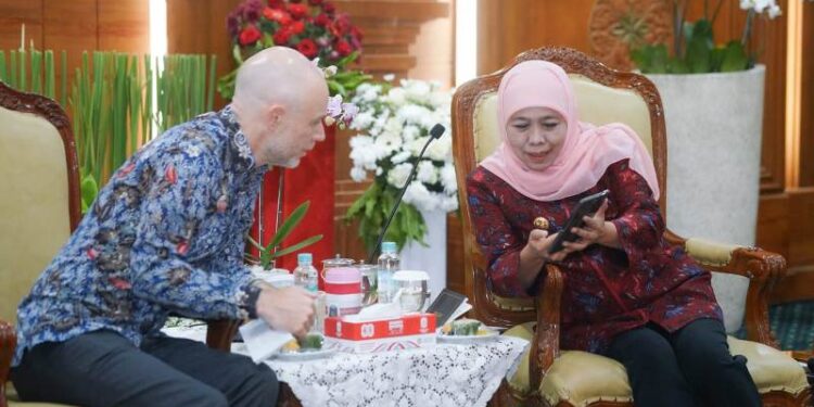 Gubernur Khofifah terima audiensi Konjen Amerika Christopher R. Green, bahas kerja sama pendidikan, kesehatan, dan investasi