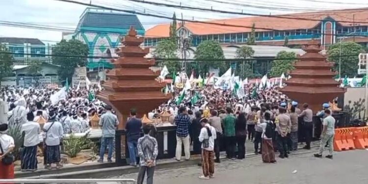 Ribuan santri dan alumni santri gelar aksi di gedung DPRD Jatim, Perwakilan Trans Media pastikan Chairul Tanjung datang ke Lirboyo
