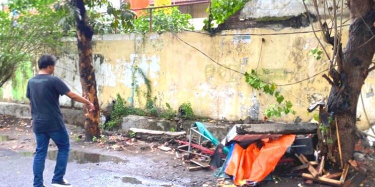 Berteduh dari angin disertai mendung, tukang parkir tewas tertimpa tembok