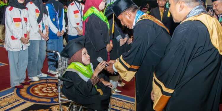 Keterbatasan bukan halangan: Kakak beradik disabilitas wisuda bersama di Unesa