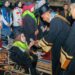 Keterbatasan bukan halangan: Kakak beradik disabilitas wisuda bersama di Unesa